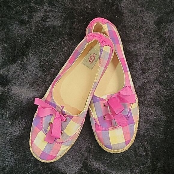 UGG Girls Slip-Ons, Size 4 - Picture 1 of 4